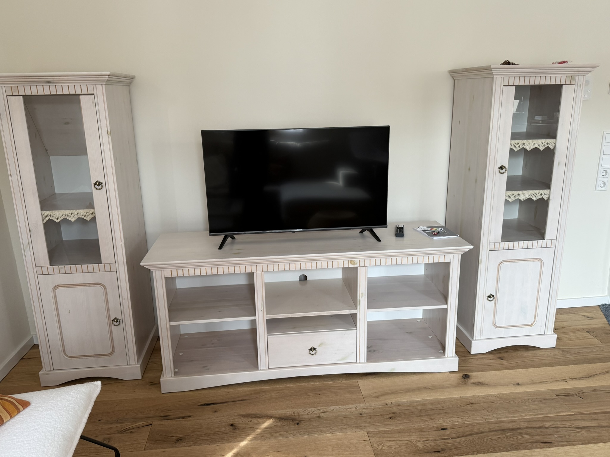 Wohnbereich mit TV in Ferienwohnung 1