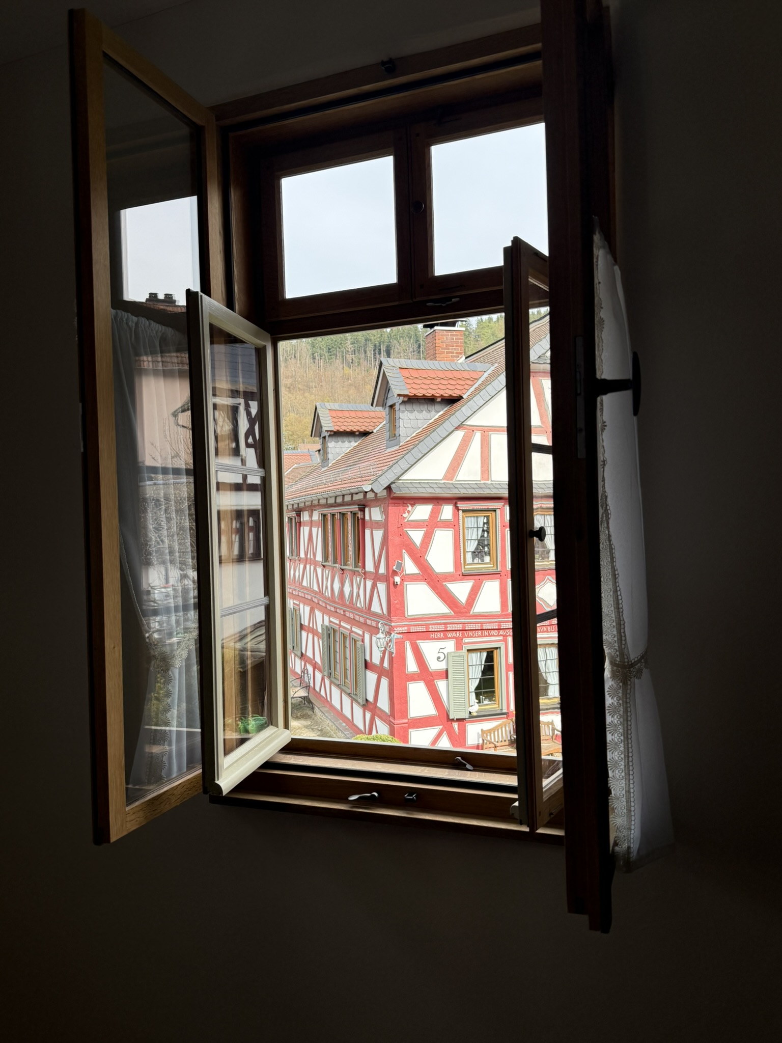 Geöffnetes Kastenfenster Ferienwohnung 2