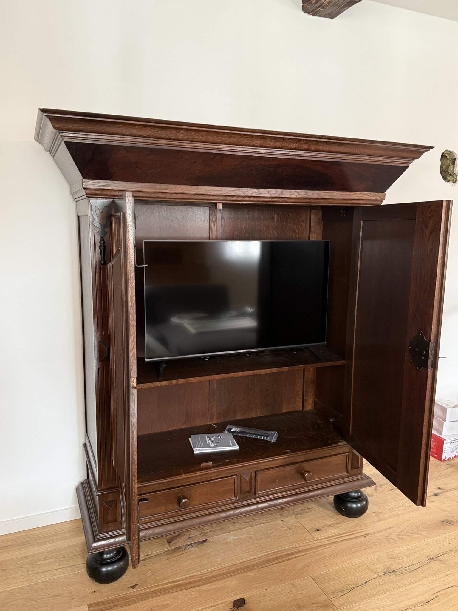 Wohnbereich mit Schrank und TV in Ferienwohnung 2