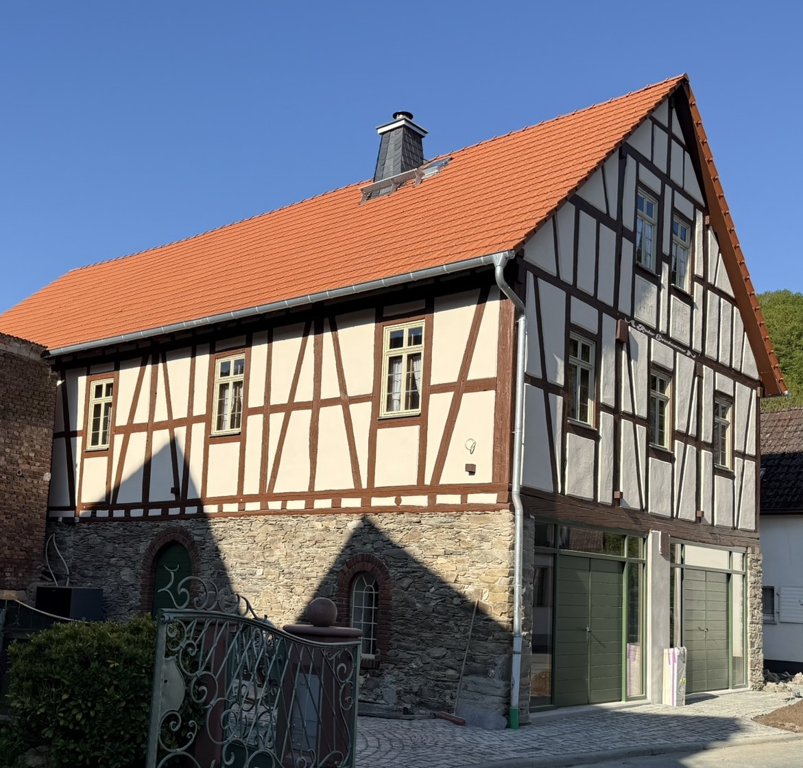 Außenansicht des historischen Schmiedhofs in Weilrod